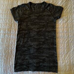 Lululemon - Swiftly Tech Short-Sleeve Shirt (Size 6)